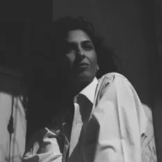 עדי ורסנוを聴いたり、ミュージックビデオを鑑賞したり、経歴やツアー日程などを確認したりしましょう！