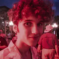 聆聽 Thomf、觀看音樂影片、閱讀小傳、查看巡演日期等！