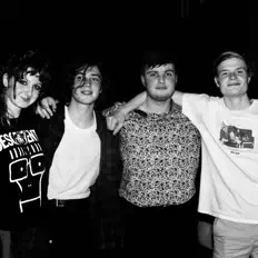 Escucha a Marines, mira vídeos musicales, lee la biografía, consulta fechas de giras y mucho más.