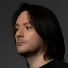 收听 DNYO、观看音乐视频、阅读小传、查看巡演日期等 ！