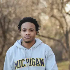 Loを聴いたり、ミュージックビデオを鑑賞したり、経歴やツアー日程などを確認したりしましょう！