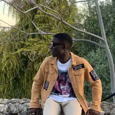 聆聽 Chavo、觀看音樂影片、閱讀小傳、查看巡演日期等！