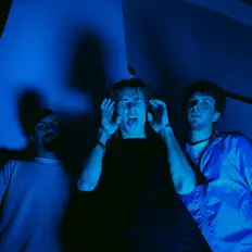 Luister naar Blue Wit, bekijk muziekvideo's, lees de bio, bekijk de tourdata, en meer!