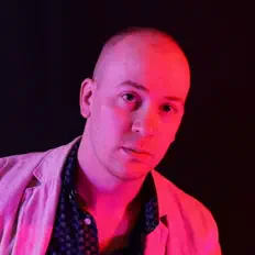 Erik J. Pearsonを聴いたり、ミュージックビデオを鑑賞したり、経歴やツアー日程などを確認したりしましょう！