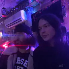 Dengarkan badworries, tonton video musik, baca bio, lihat tanggal tur & lainnya!