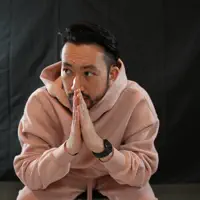 Luister naar undefined, bekijk muziekvideo's, lees de bio, bekijk de tourdata, en meer!