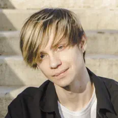 Luister naar AKR, bekijk muziekvideo's, lees de bio, bekijk de tourdata, en meer!