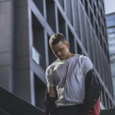 聆聽 Auto、觀看音樂影片、閱讀小傳、查看巡演日期等！