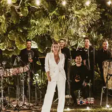 Poslechněte si interpreta Anaé, sledujte hudební videa, přečtěte si životopis, podívejte se na data turné a další informace.