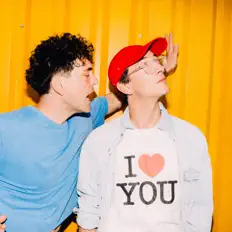 Poslechněte si interpreta Mickey, sledujte hudební videa, přečtěte si životopis, podívejte se na data turné a další informace.