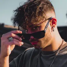 Ouve PonoS, vê vídeos de música, lê a biografia, vê as datas da digressão e muito mais!