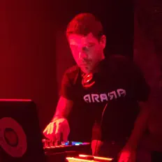 收听 Arara、观看音乐视频、阅读小传、查看巡演日期等 ！