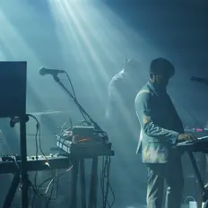 聆聽 Corner Cafe Chronicles、觀看音樂影片、閱讀小傳、查看巡演日期等！