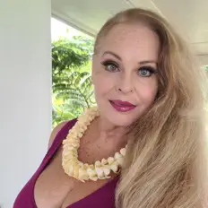 Poslechněte si interpreta Christy Leina'ala Lassiter, sledujte hudební videa, přečtěte si životopis, podívejte se na data turné a další informace.