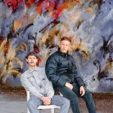 Lander & Adriaanを聴いたり、ミュージックビデオを鑑賞したり、経歴やツアー日程などを確認したりしましょう！