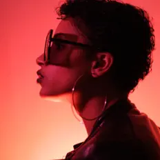 Ouve Sheï B, vê vídeos de música, lê a biografia, vê as datas da digressão e muito mais!