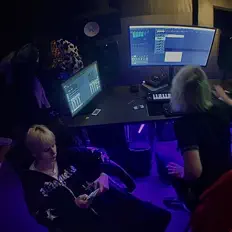 Hör dir LIN an, schau dir Musikvideos an, lies die Biografie, finde Tourdaten und mehr!