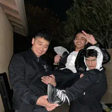 收听 Teenage Lust、观看音乐视频、阅读小传、查看巡演日期等 ！