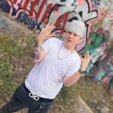 YND Chubsを聴いたり、ミュージックビデオを鑑賞したり、経歴やツアー日程などを確認したりしましょう！