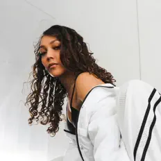 收听 Yelly、观看音乐视频、阅读小传、查看巡演日期等 ！