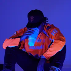 B-Breezyを聴いたり、ミュージックビデオを鑑賞したり、経歴やツアー日程などを確認したりしましょう！