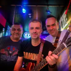 收听 El hombre sin sonrisa、观看音乐视频、阅读小传、查看巡演日期等 ！