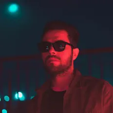 Ouve Syc., vê vídeos de música, lê a biografia, vê as datas da digressão e muito mais!