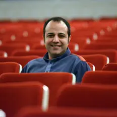 Poslechněte si interpreta Peyman Javanmard, sledujte hudební videa, přečtěte si životopis, podívejte se na data turné a další informace.