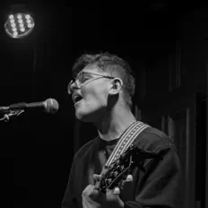 Écoutez Ollie Hussey, regardez des vidéoclips, lisez la biographie, consultez les dates de tournée et plus encore !