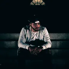 Kxng Charisma सुनें, म्यूज़िक वीडियो देखें, बायो पढ़ें, दौरे की तारीखें और बहुत कुछ देखें!