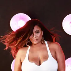 Escucha a Neveah, mira videos musicales, lee su biografía, consulta las fechas de las gira y más.