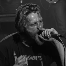 Broos सुनें, म्यूज़िक वीडियो देखें, बायो पढ़ें, दौरे की तारीखें और बहुत कुछ देखें!