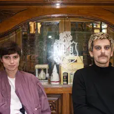 Srta. Trueno Negroを聴いたり、ミュージックビデオを鑑賞したり、経歴やツアー日程などを確認したりしましょう！