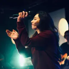 Maria Schoepsを聴いたり、ミュージックビデオを鑑賞したり、経歴やツアー日程などを確認したりしましょう！