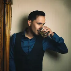 Feral을(를) 듣고, 뮤직 비디오를 보고, 약력을 읽고, 투어 일정 등을 확인하세요!