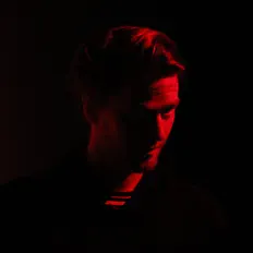 聆聽 Basique、觀看音樂影片、閱讀小傳、查看巡演日期等！