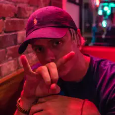 收听 Rella、观看音乐视频、阅读小传、查看巡演日期等 ！