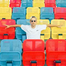 Poslechněte si interpreta Tom Thaler, sledujte hudební videa, přečtěte si životopis, podívejte se na data turné a další informace.