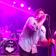 Pretty Ravens을(를) 듣고, 뮤직 비디오를 보고, 약력을 읽고, 투어 일정 등을 확인하세요!