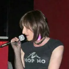 Écoutez Cassandra Complex, regardez des vidéoclips, lisez la biographie, consultez les dates de tournée et plus encore !