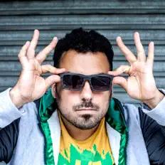 Santi Mostaffaを聴いたり、ミュージックビデオを鑑賞したり、経歴やツアー日程などを確認したりしましょう！
