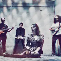 Ascolta undefined, guarda video musicali, leggi la biografia, vedi le date del tour & altro!