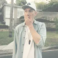 聆聽 undefined、觀看音樂影片、閱讀小傳、查看巡演日期等！