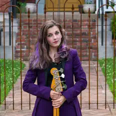 Ouve Miss Christine, vê vídeos de música, lê a biografia, vê as datas da digressão e muito mais!