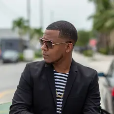 聆聽 theTAYkeover、觀看音樂影片、閱讀小傳、查看巡演日期等！