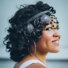 Ascolta Danielle Helena, guarda video musicali, leggi la biografia, vedi le date del tour & altro!