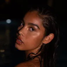 聆聽 Malaika、觀看音樂影片、閱讀小傳、查看巡演日期等！
