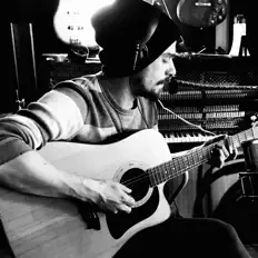 聆聽 Kalli、觀看音樂影片、閱讀小傳、查看巡演日期等！