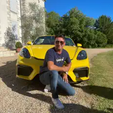 聆聽 Mister C、觀看音樂影片、閱讀小傳、查看巡演日期等！