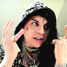 Lunatika을(를) 듣고, 뮤직 비디오를 보고, 약력을 읽고, 투어 일정 등을 확인하세요!